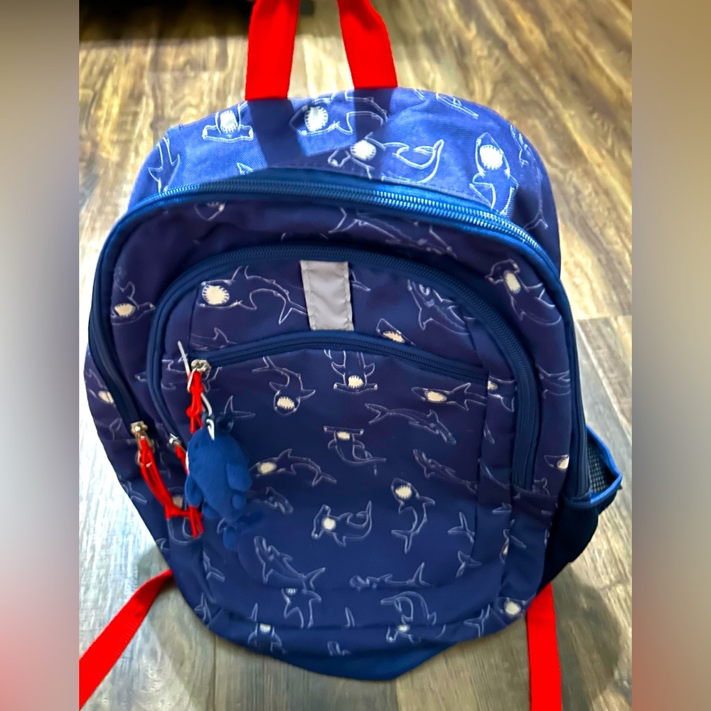 🔥Shark🔥Pattern Blue Kids Backpack w Zipper Pockets, Stuffy Shark and Red Straps